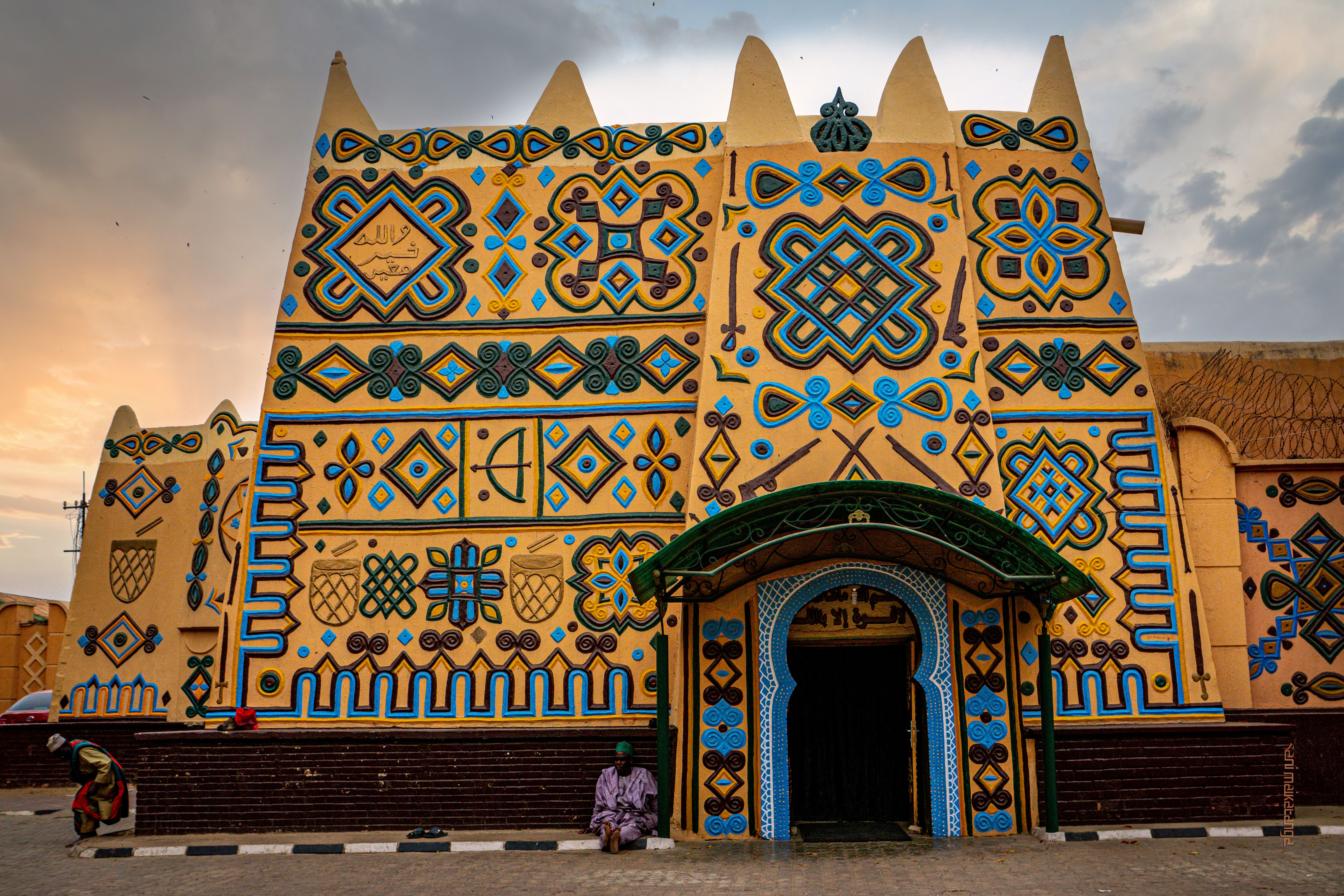Architecture africaine moderne en harmonie avec le paysage